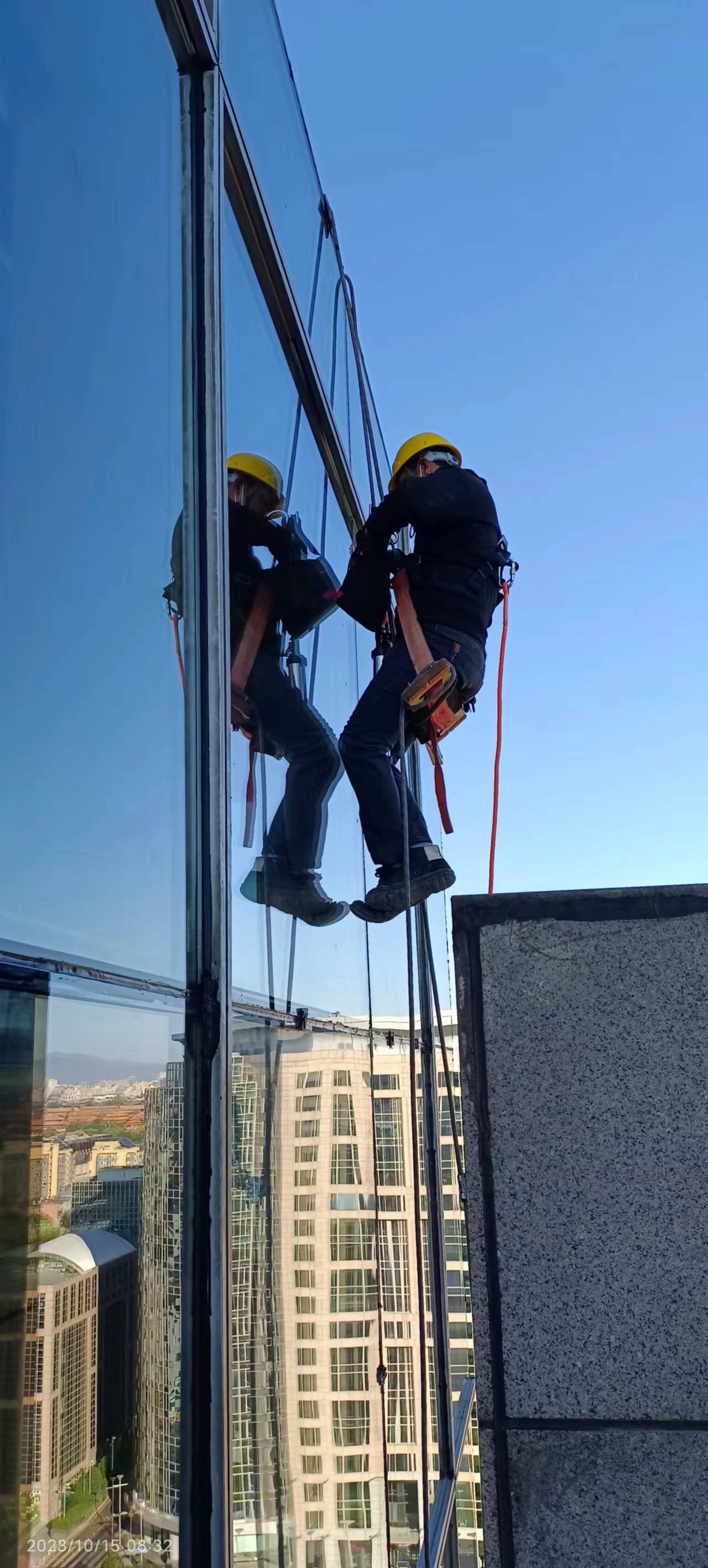 幕墙维修换玻璃