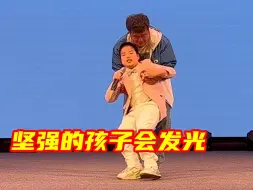 Download Video: 脑瘫少年朗诵时突然倒地，接下来的举动获得满场掌声