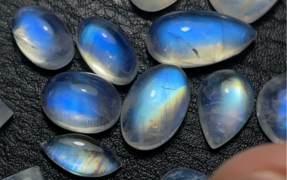 (月光石裸石)高品质的一批新货,中小尺寸比较适合做镶嵌,手工,绕线