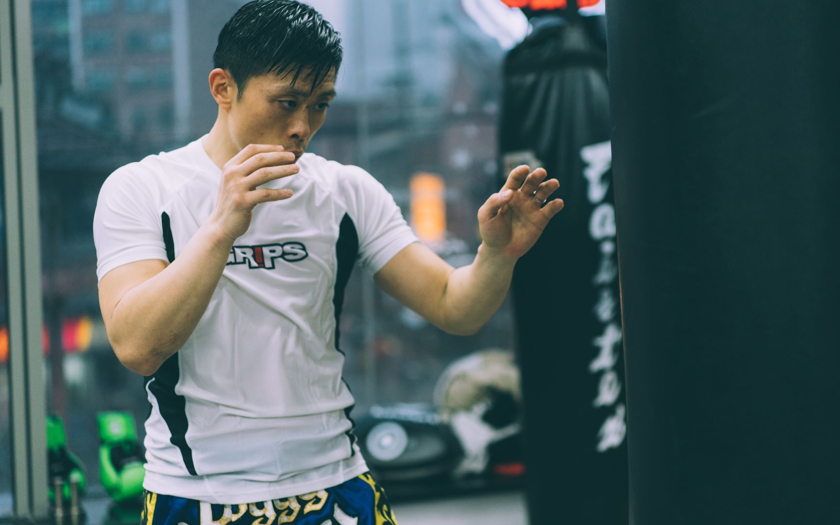 泰拳-利用沙袋强化前手拳距离感