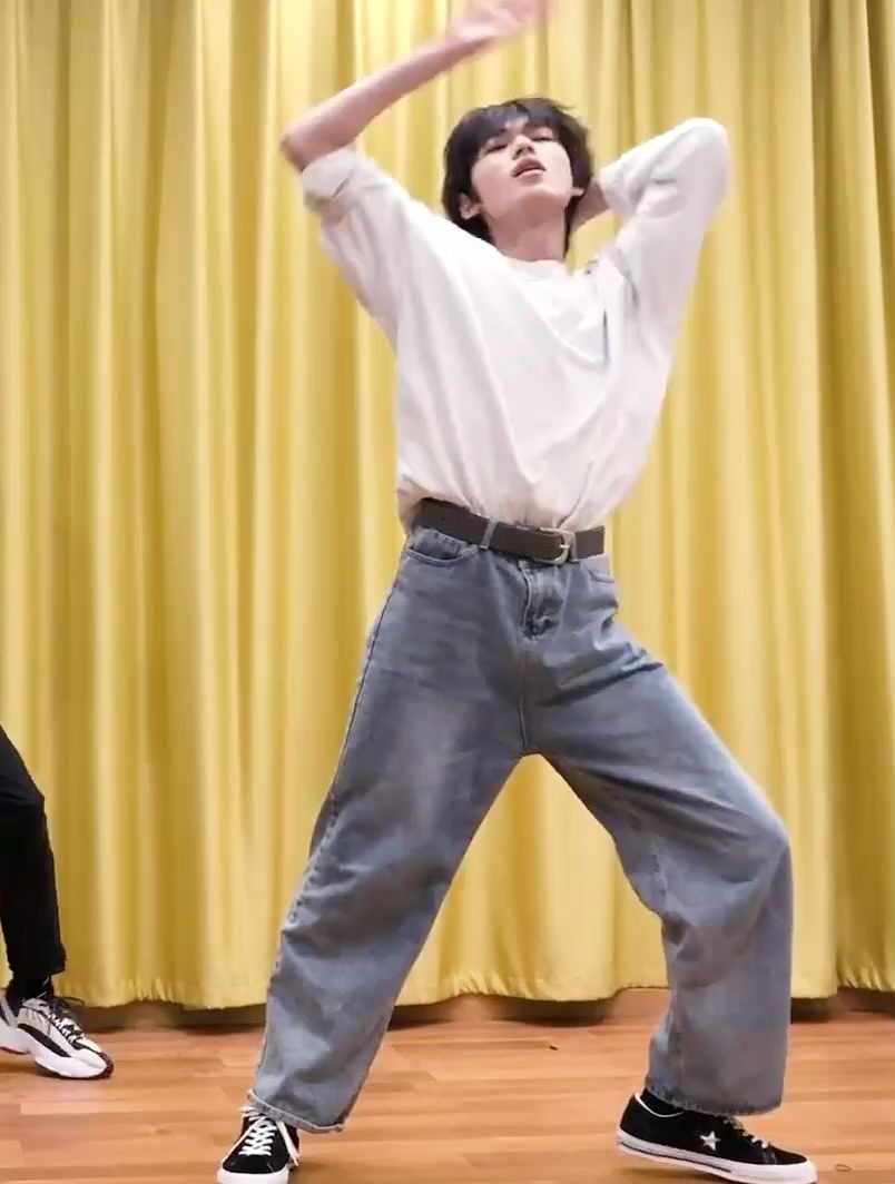 宋亚轩跳舞视频图片
