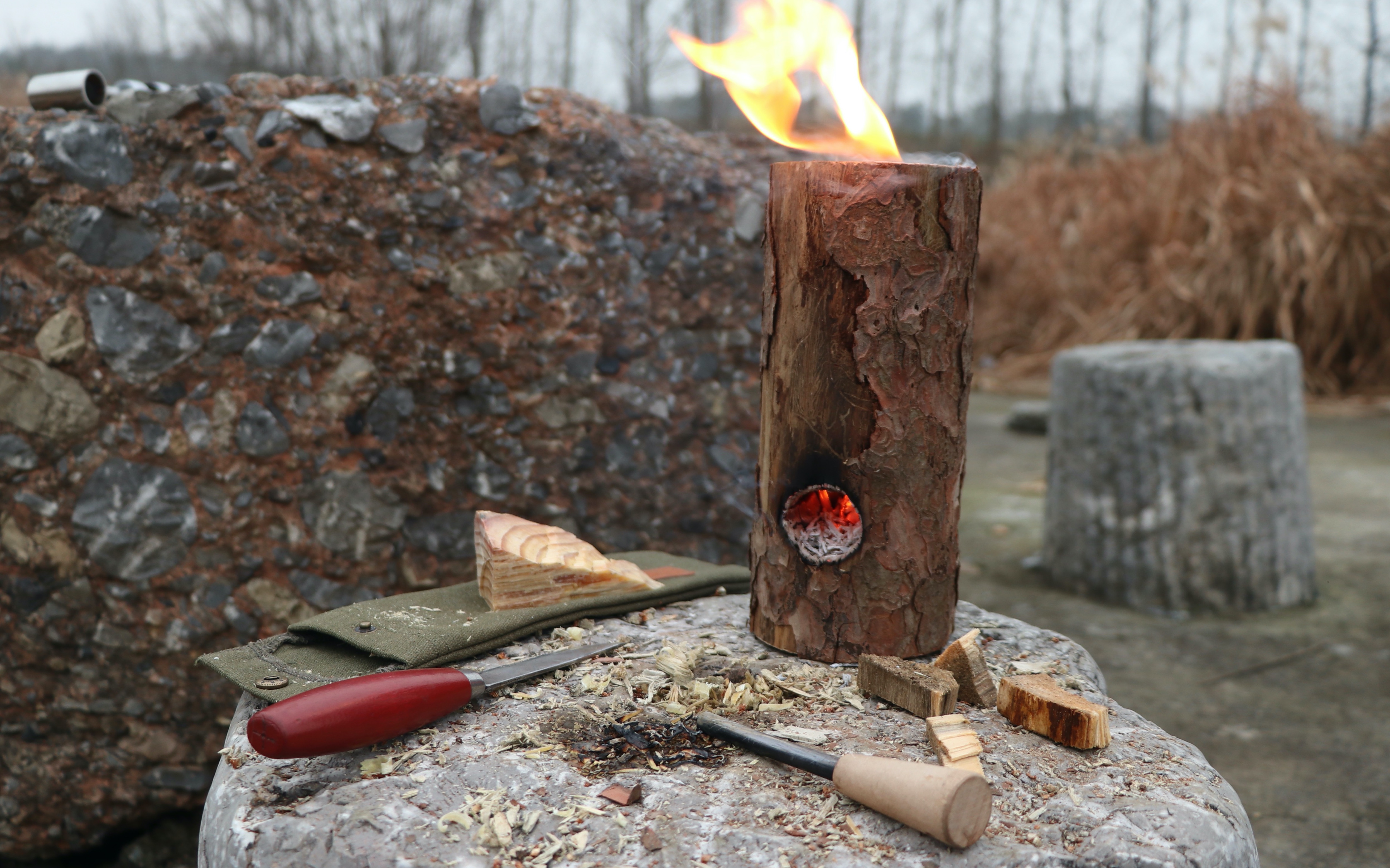 用木桩也能做炉子炒菜做饭,燃烧时间长火力猛节约木材!