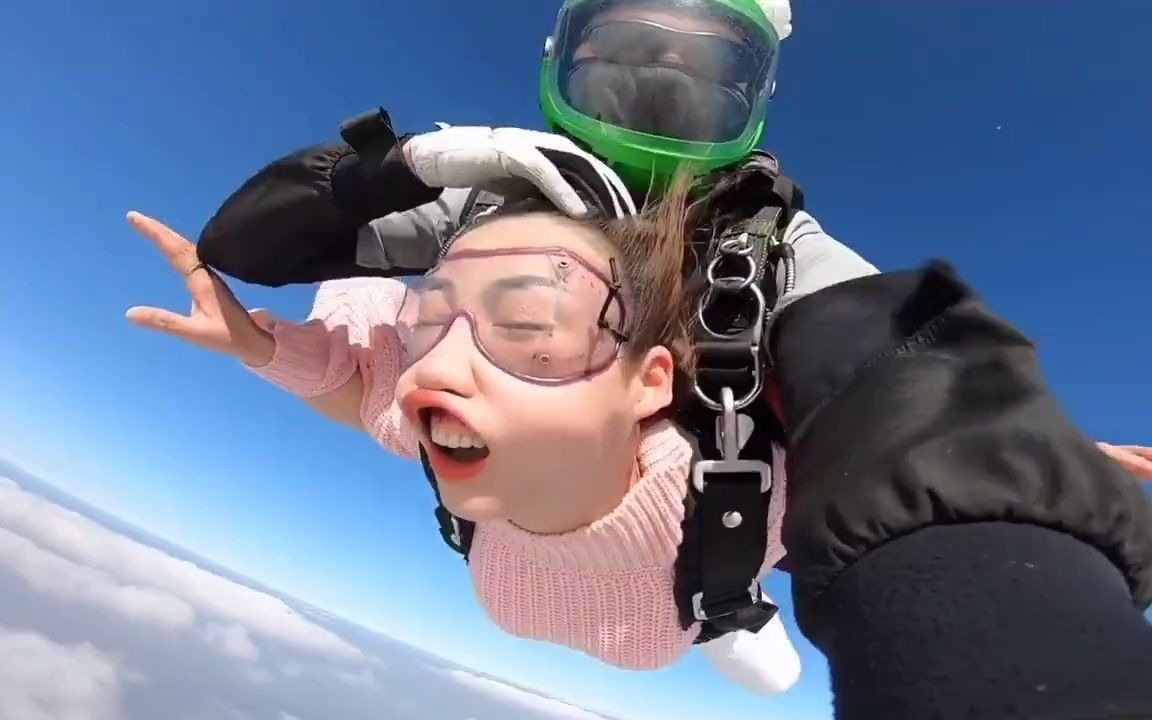 高空跳伞,这表情跟对话给我整笑了