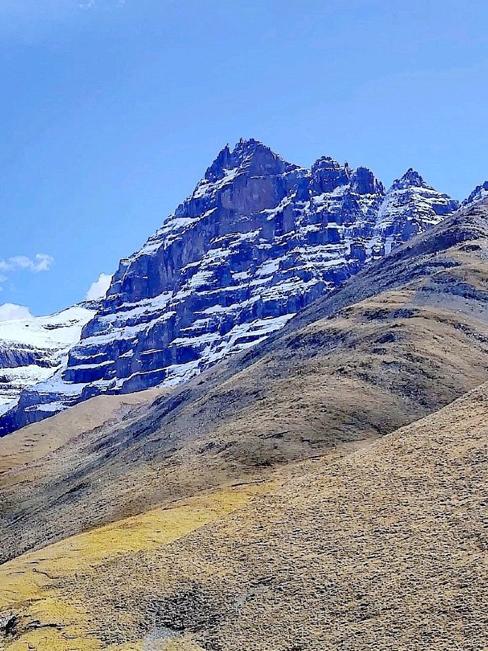 青海玉树尕朵觉悟神山风景