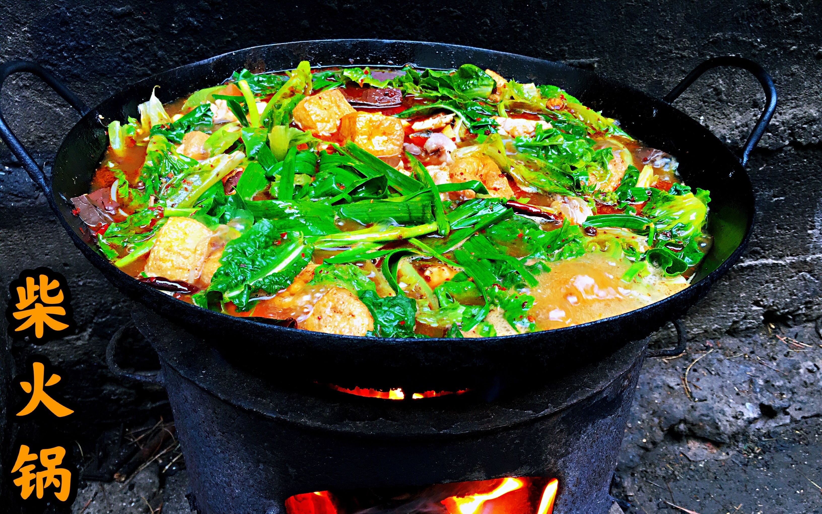 活动  云南大山里下雨天好冷啊,小两口立马搞个鸡肉柴火锅吃起,好过瘾