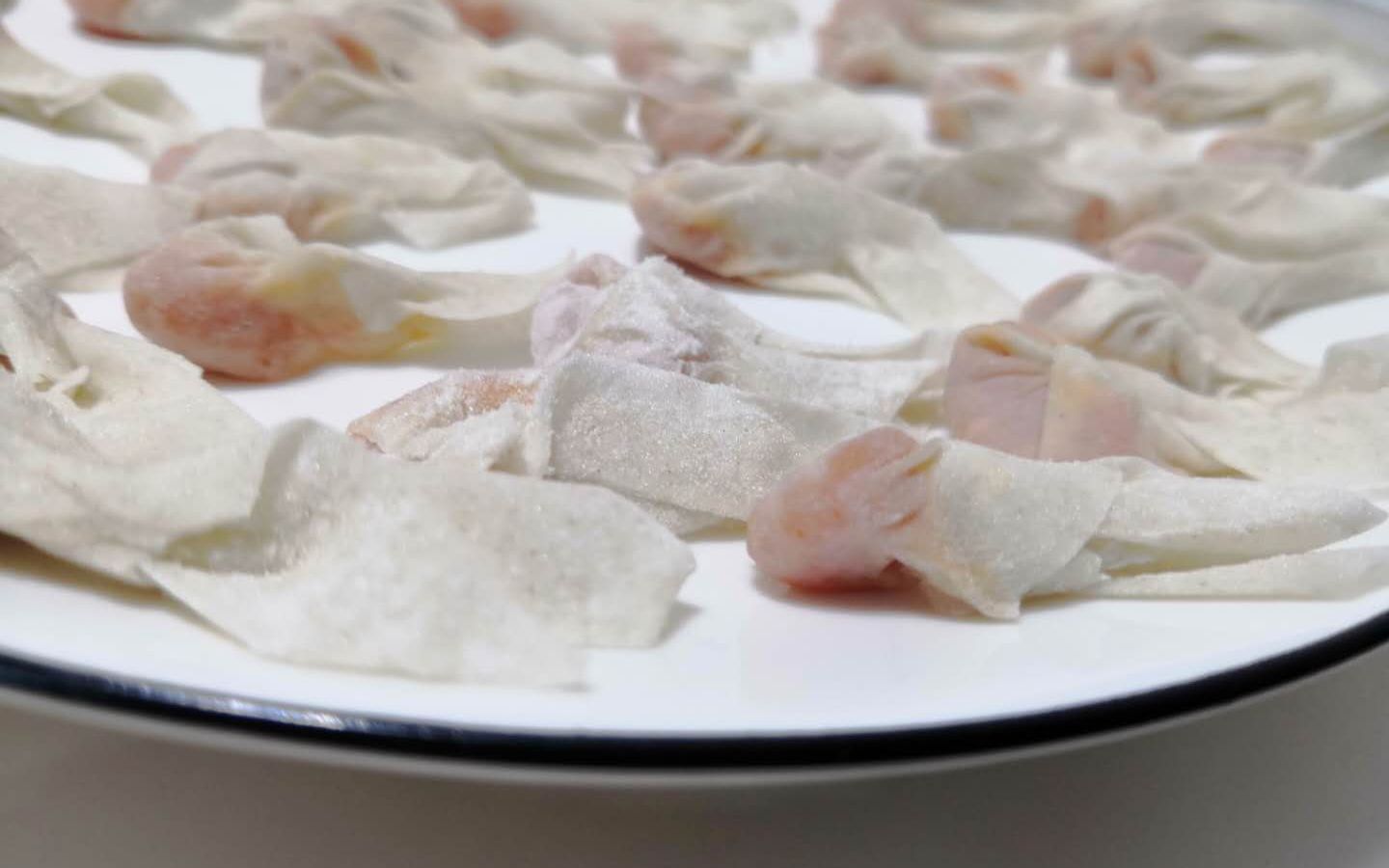 金鱼小馄饨宝妈第一次自制金鱼小馄饨给九个月宝宝吃皮薄馅嫩好吃到