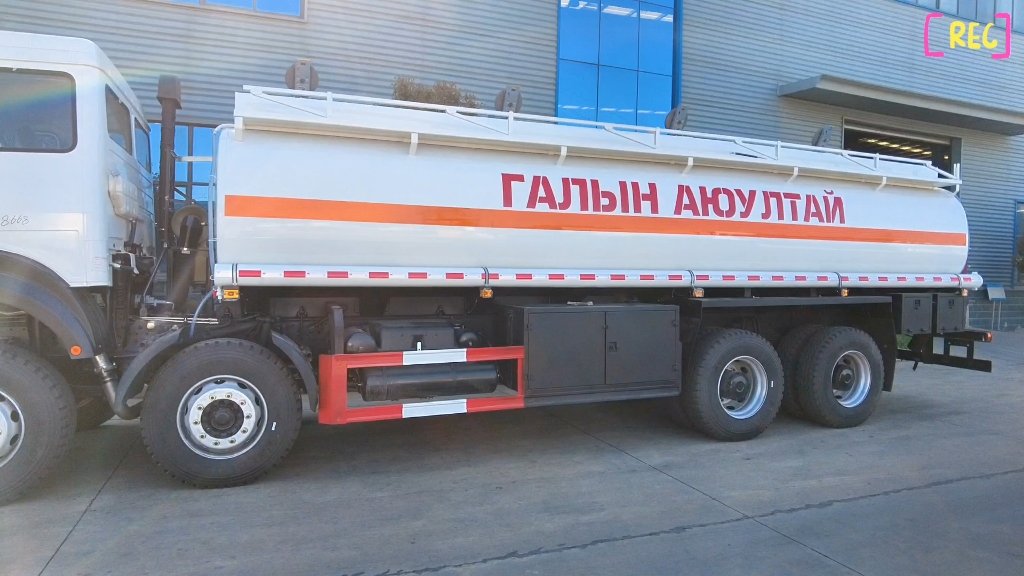 出口型北奔重卡前四后八20吨油罐车