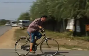 Скачать видео: 谁都不服就服赵四，一辆二八大杠，开出了雪佛兰的速度