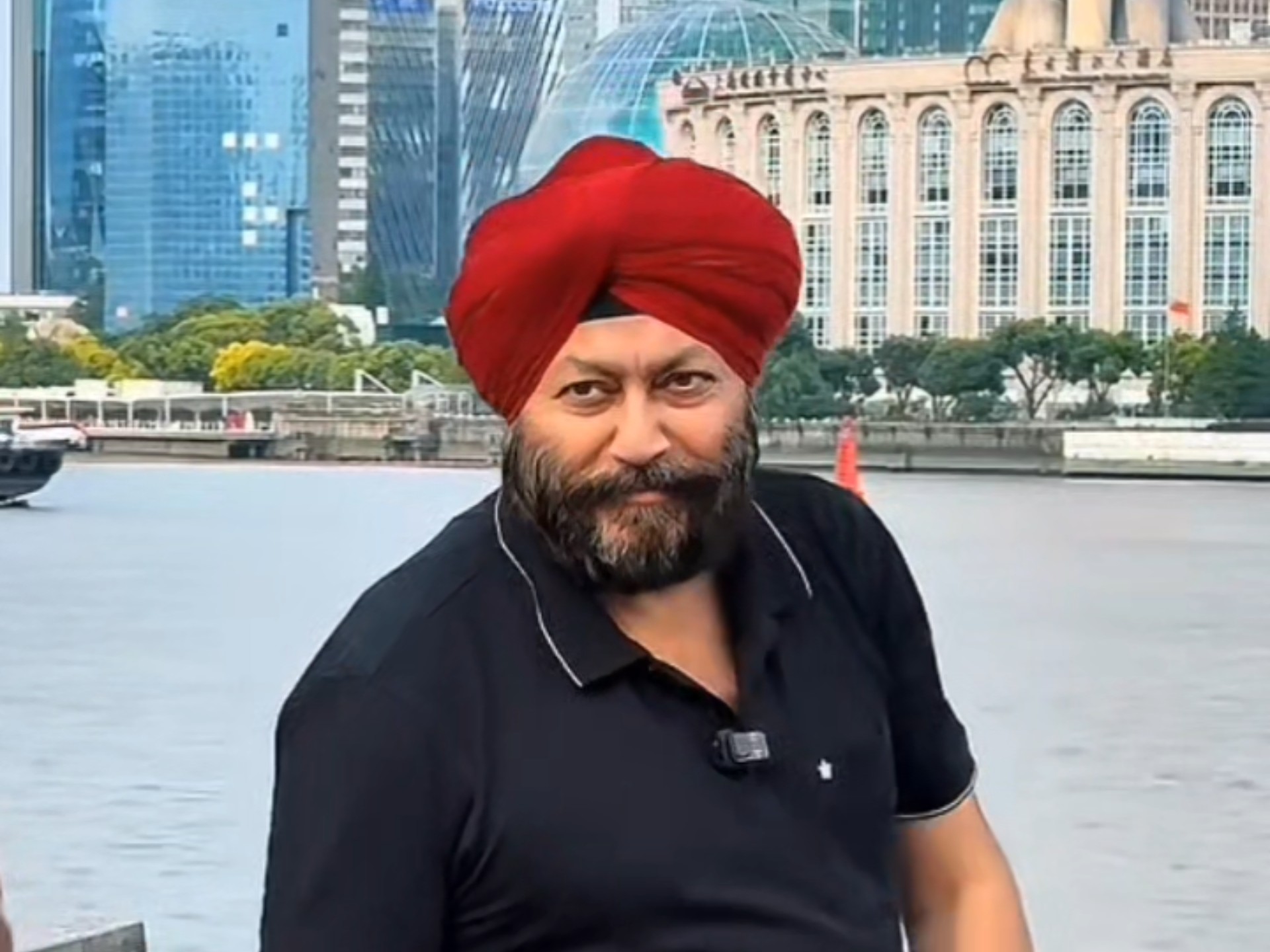 外滩偶遇印度的少数民族锡克族"红头阿三 "来上海旅游,随身还带着摄像