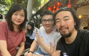 Video herunterladen: 峰哥：李老八太大方了，请我吃个饭，十个菜都是他爱吃的