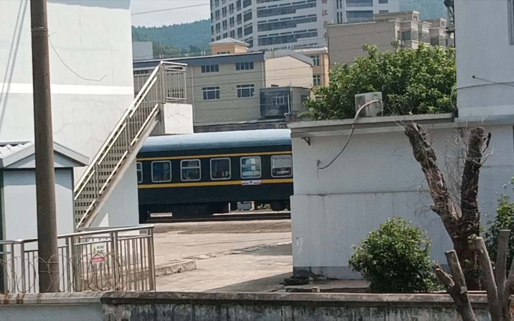 【京广线】ss8-0147牵引k1348尾部挂wx25t999502通过马坝火车站