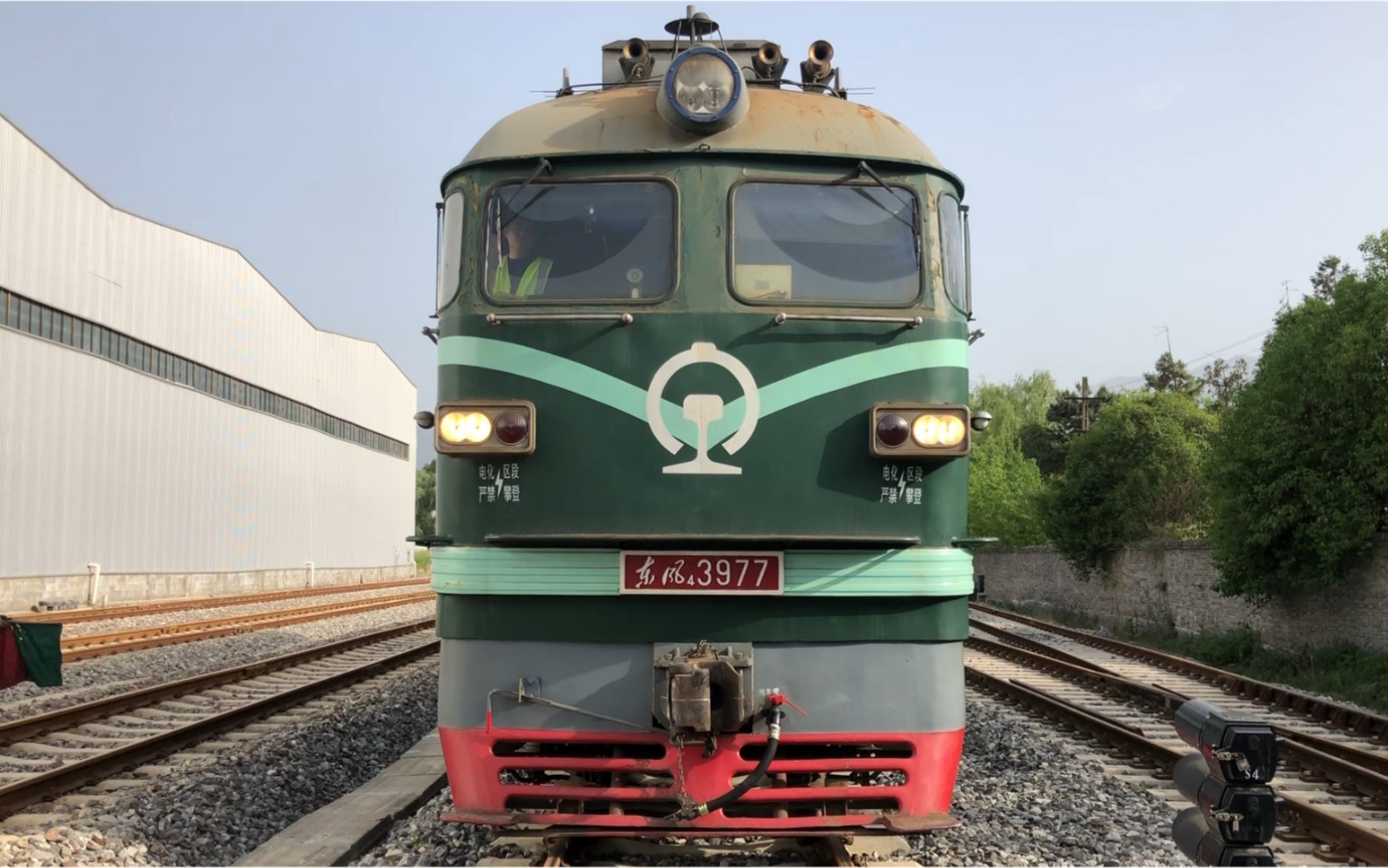 西局西段df4b3977挂车完毕后牵引货列余下站发车_哔哩哔哩 (゜-゜)つ