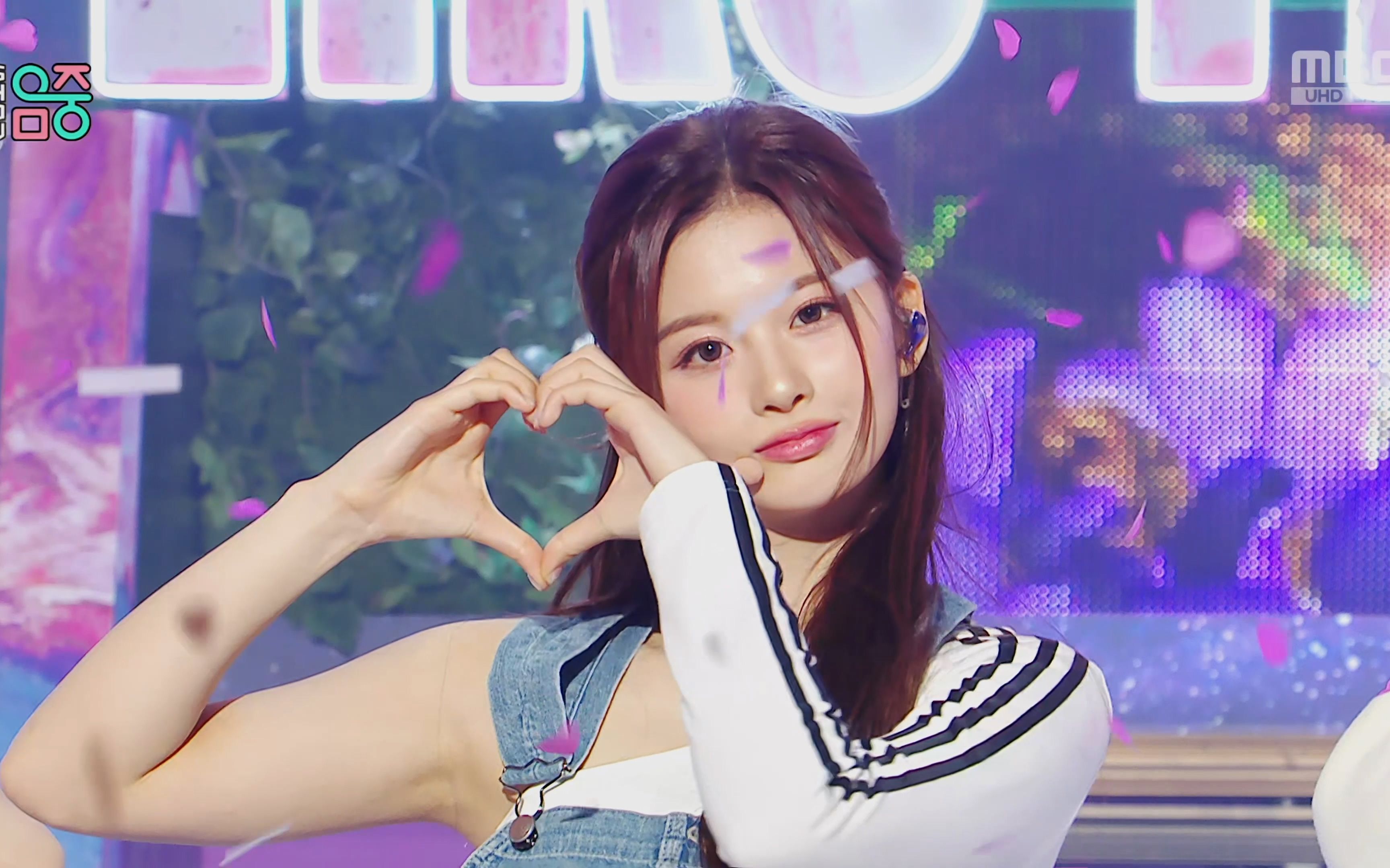 [图]【4K60帧】NMIXX - Young, Dumb, Stupid+Love Me Like This(230325 MBC UHD Music Core)