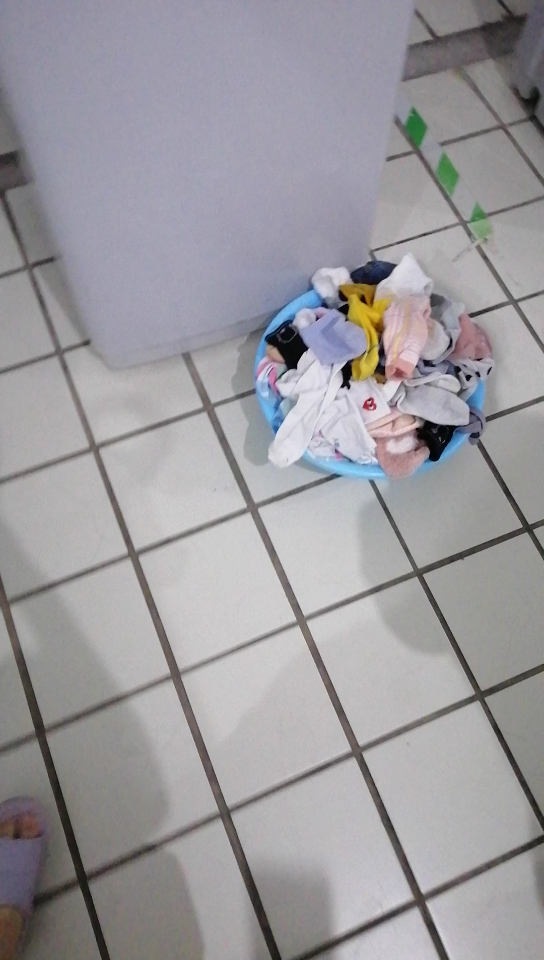 女生宿舍洗衣房惊现一堆臭袜子是道德的沦丧还是人性的扭曲