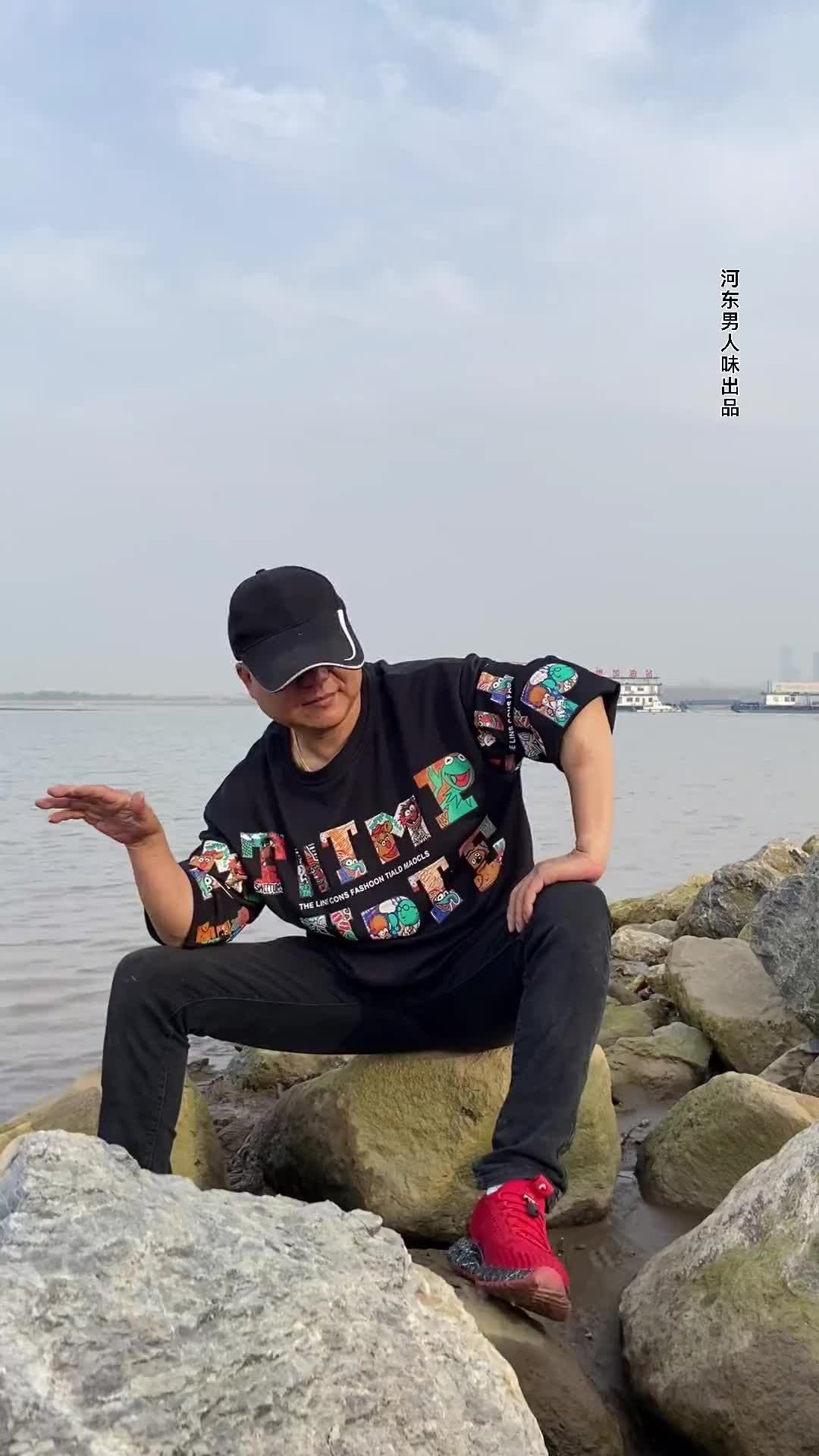 来几句我们家乡话,是老乡的留下脚印,会唱的我们一起唱 河东男人味 河