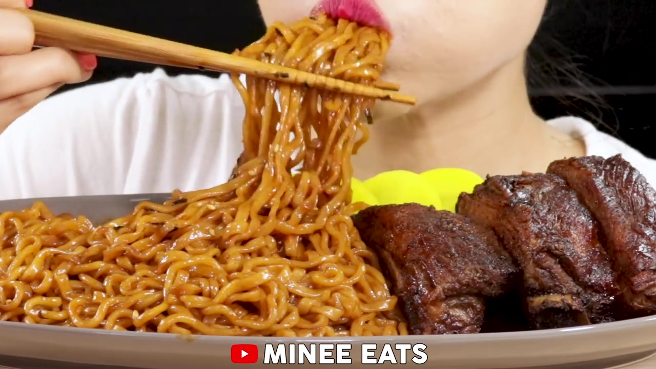 [mineeeats]美女吃火鸡面 烧烤排骨,很丰盛的晚餐_哔哩哔哩 (゜-゜)つ