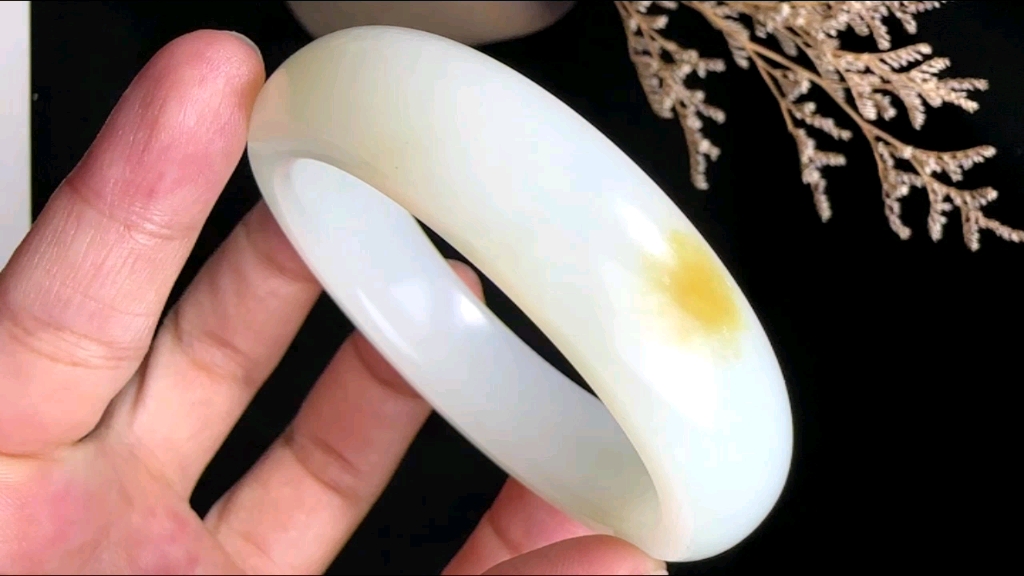 和田玉糖白手镯53口径,糖色漂亮 白度一级 密度高 肉质细腻 油性十足