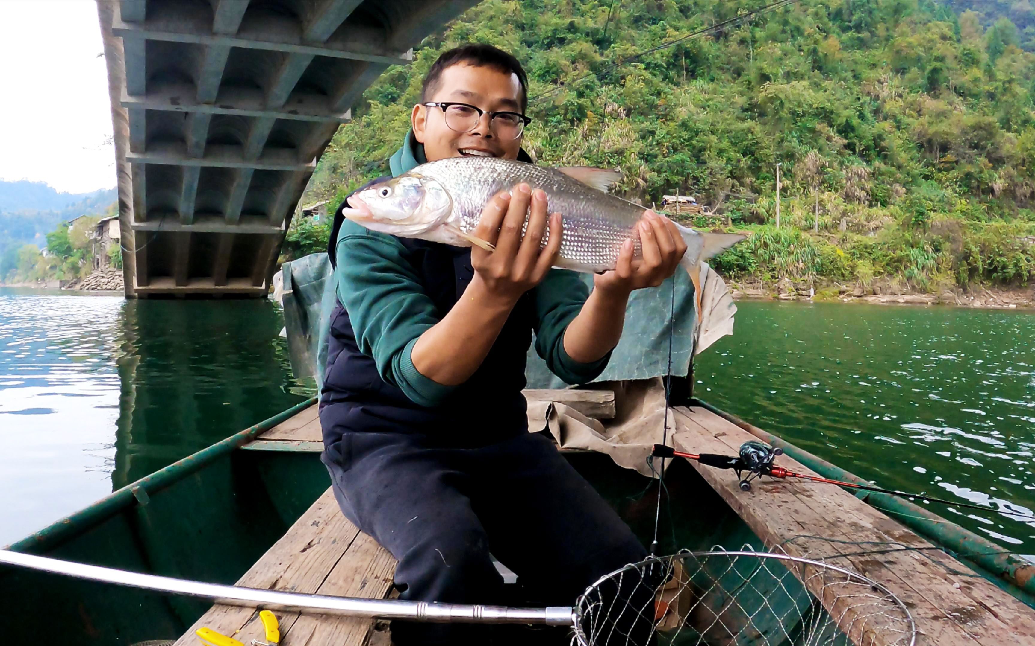 今天换筏钓来桥底试试运气,想不到居然撞上大红尾,乐得美滋滋