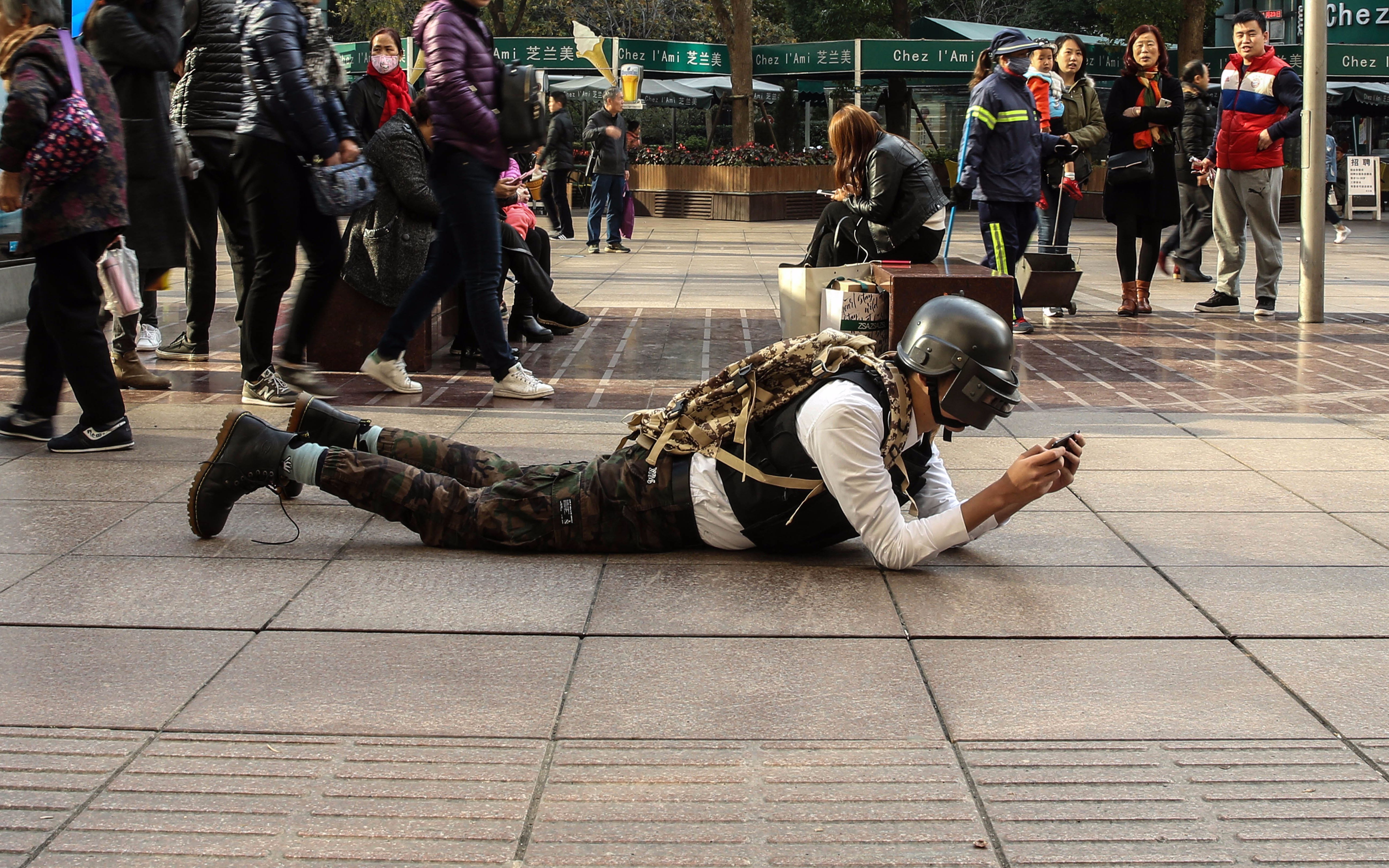 在大街上玩手机游戏(羞耻)