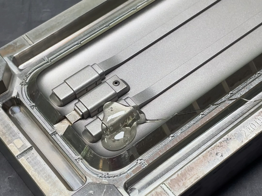 晒纹注塑模具镀防粘涂层:涂层透明不影响表面,长效解决产品粘模问题