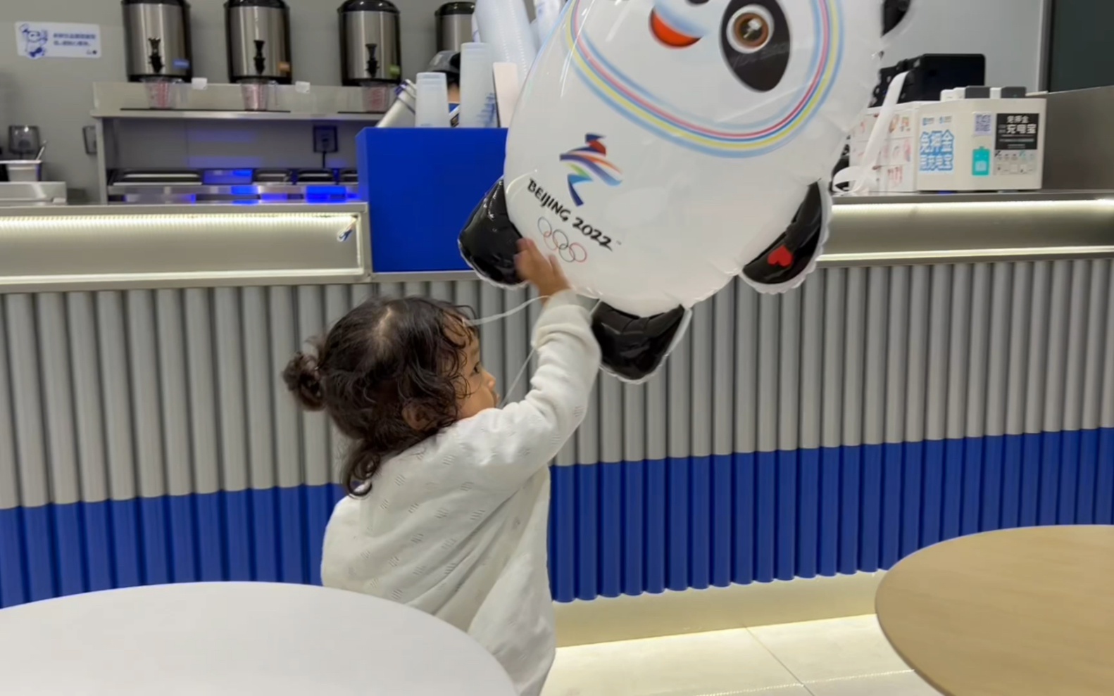 给小侄女买气球