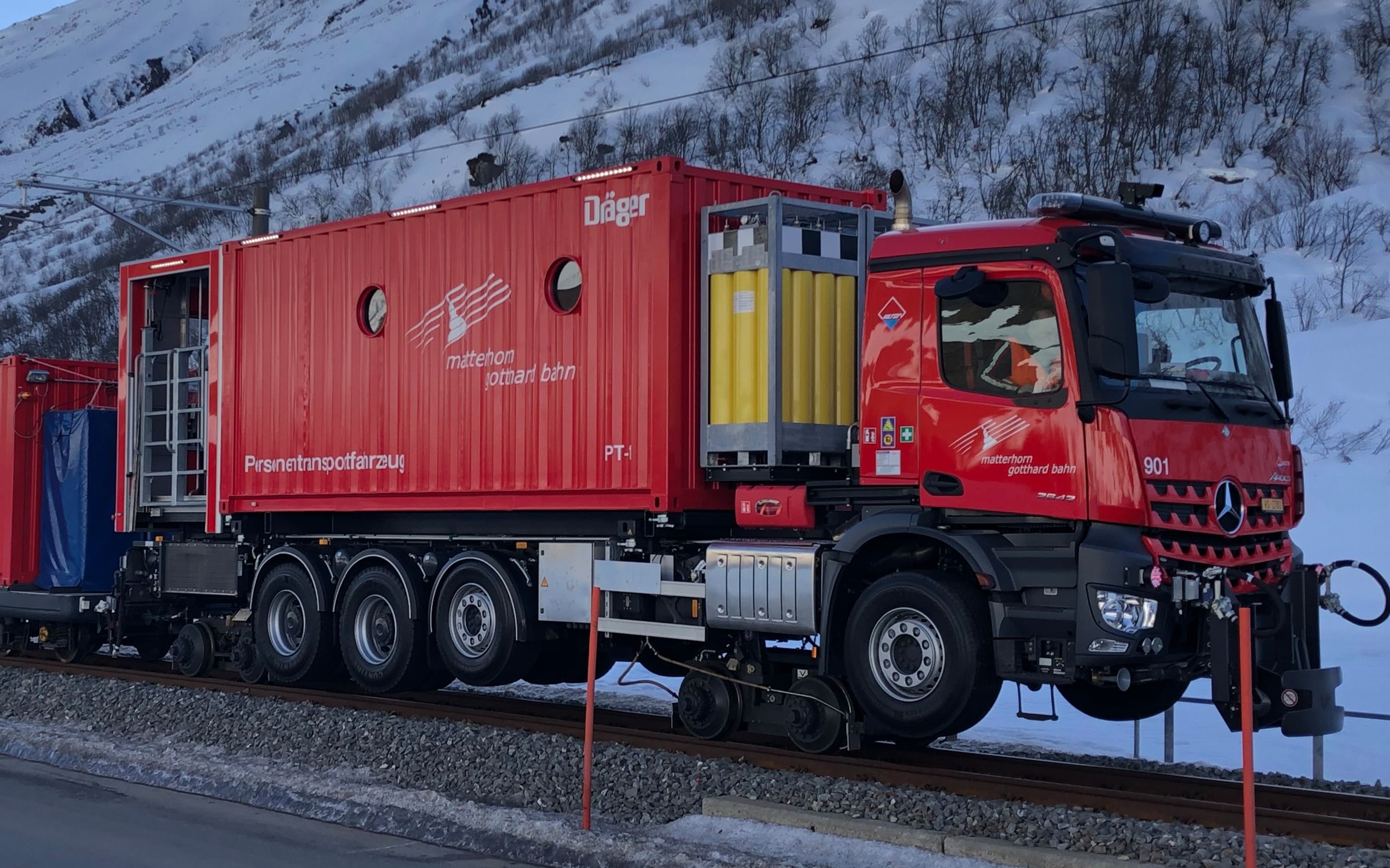 [汽车鉴赏]基于梅赛德斯奔驰arocs 2642的路轨两用救援车