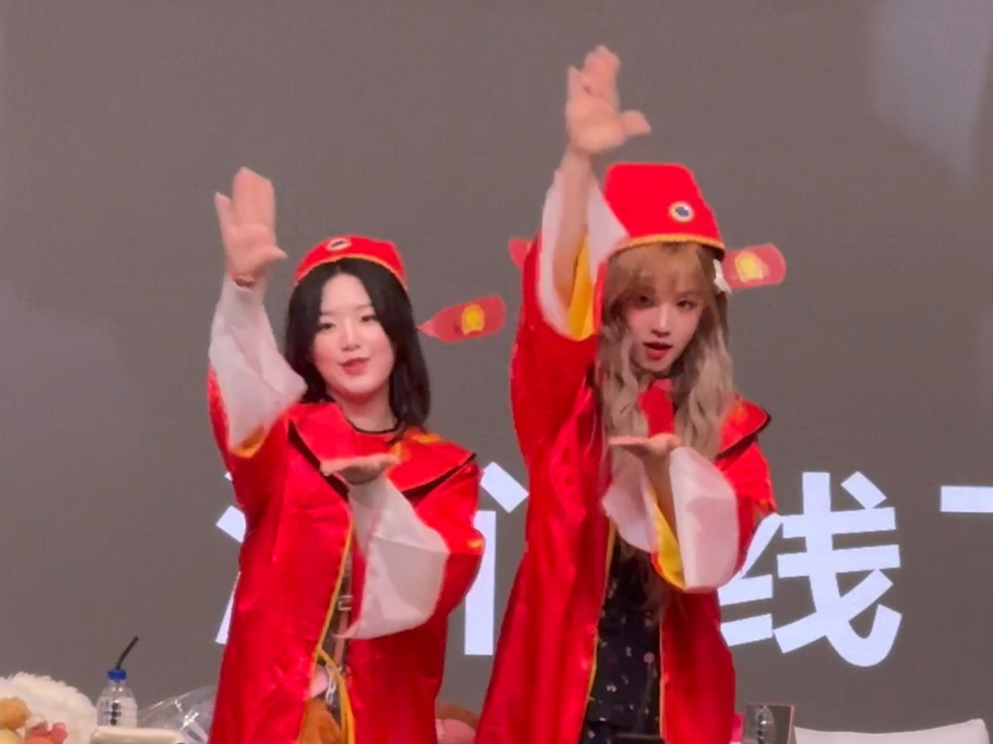 点开这个视频 宋雨琦&叶舒华两位财神带你财源滚滚发大财!