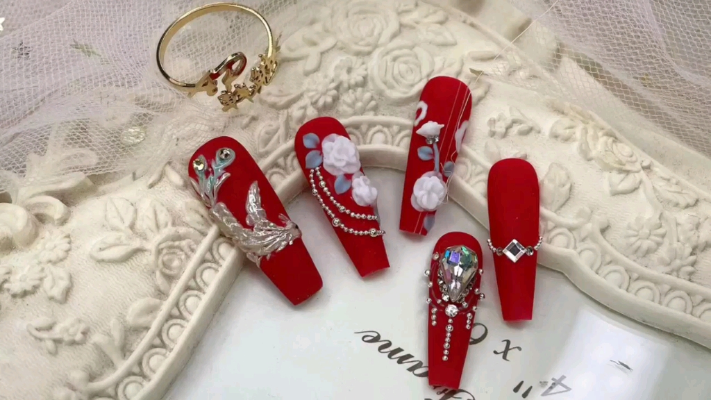 中式风格的婚礼秀禾配上红色的美甲诉说忠贞不渝的誓言,死生契阔,与子