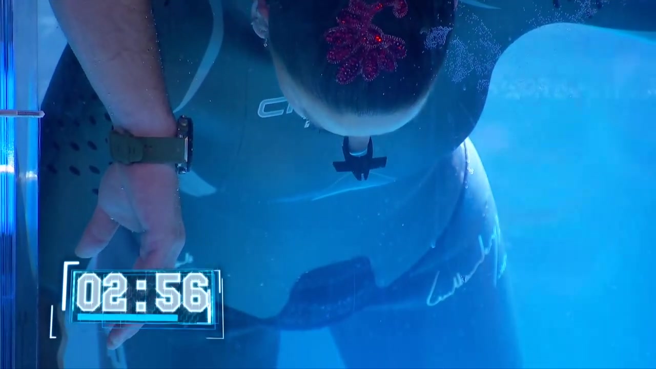 西班牙综艺 水箱闭气美女身穿鲨鱼皮光皮潜水服 wetsuit freediving