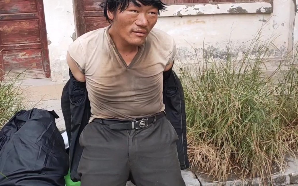 流浪汉慢慢融入社会生活,会去快递点取包裹了,秒变大衣哥_哔哩哔哩