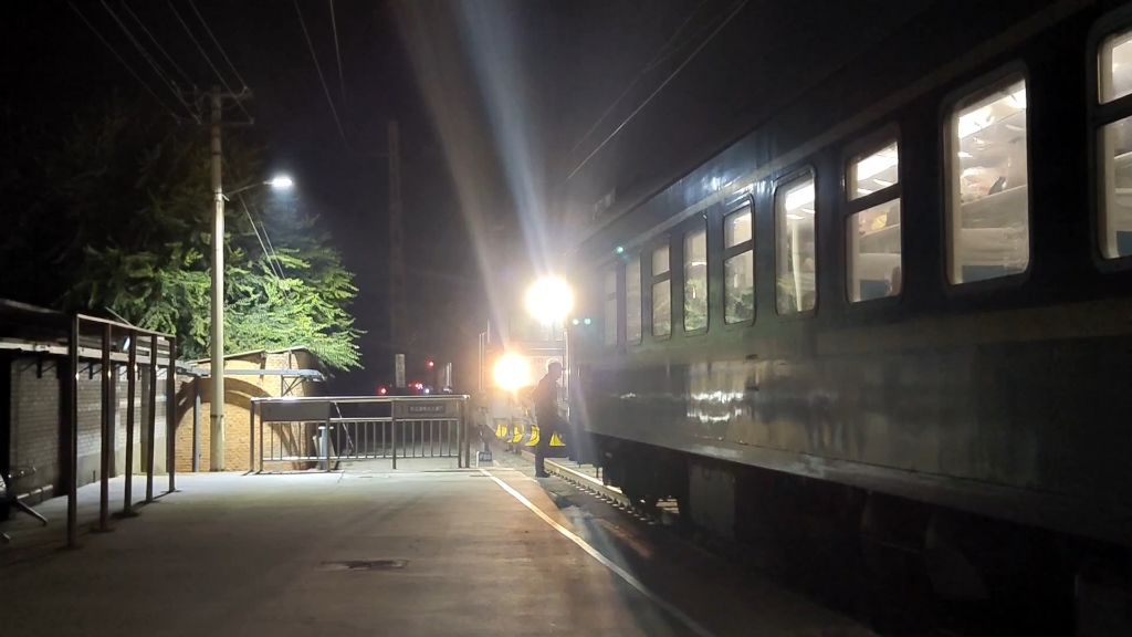 深夜k2286关林站更换车头