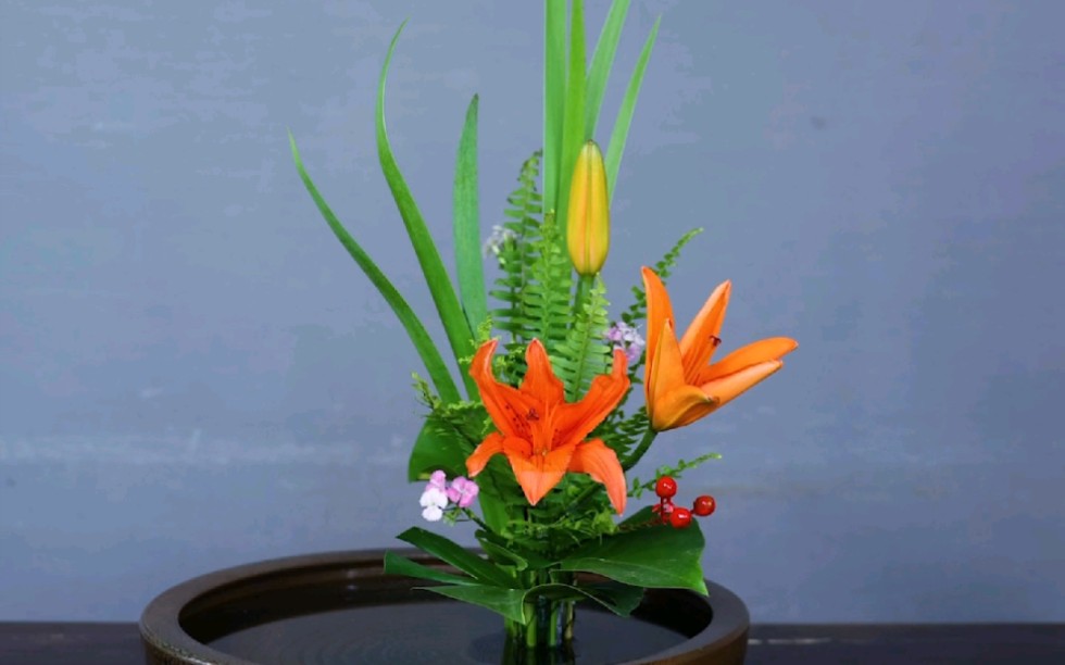 中式插花之姬百合鸢尾叶盘花