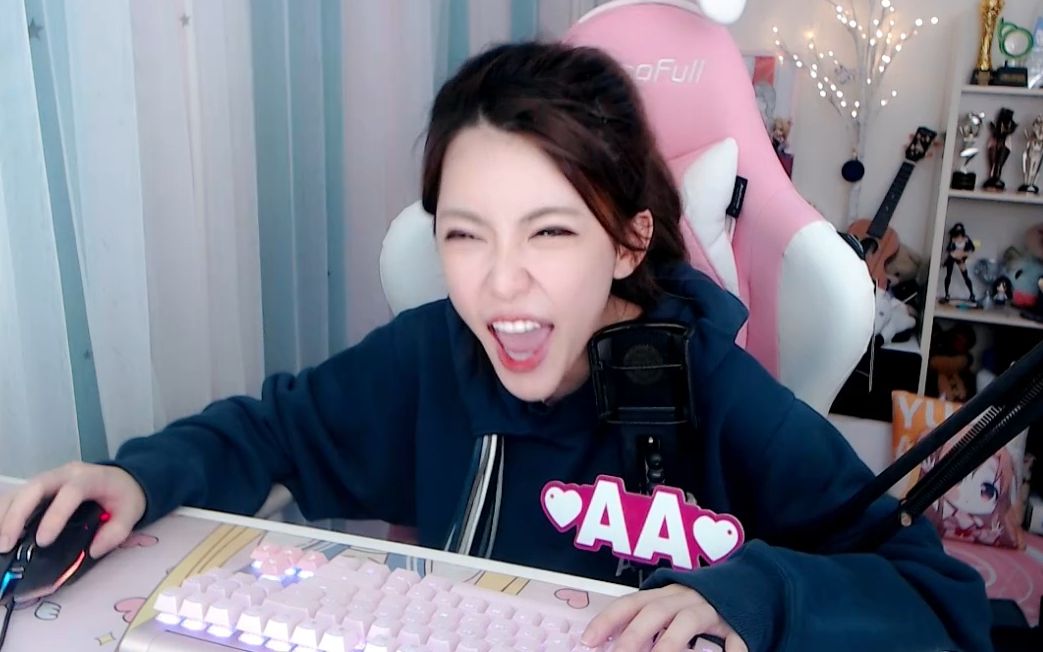周淑怡看自己lol八周年宣传片!