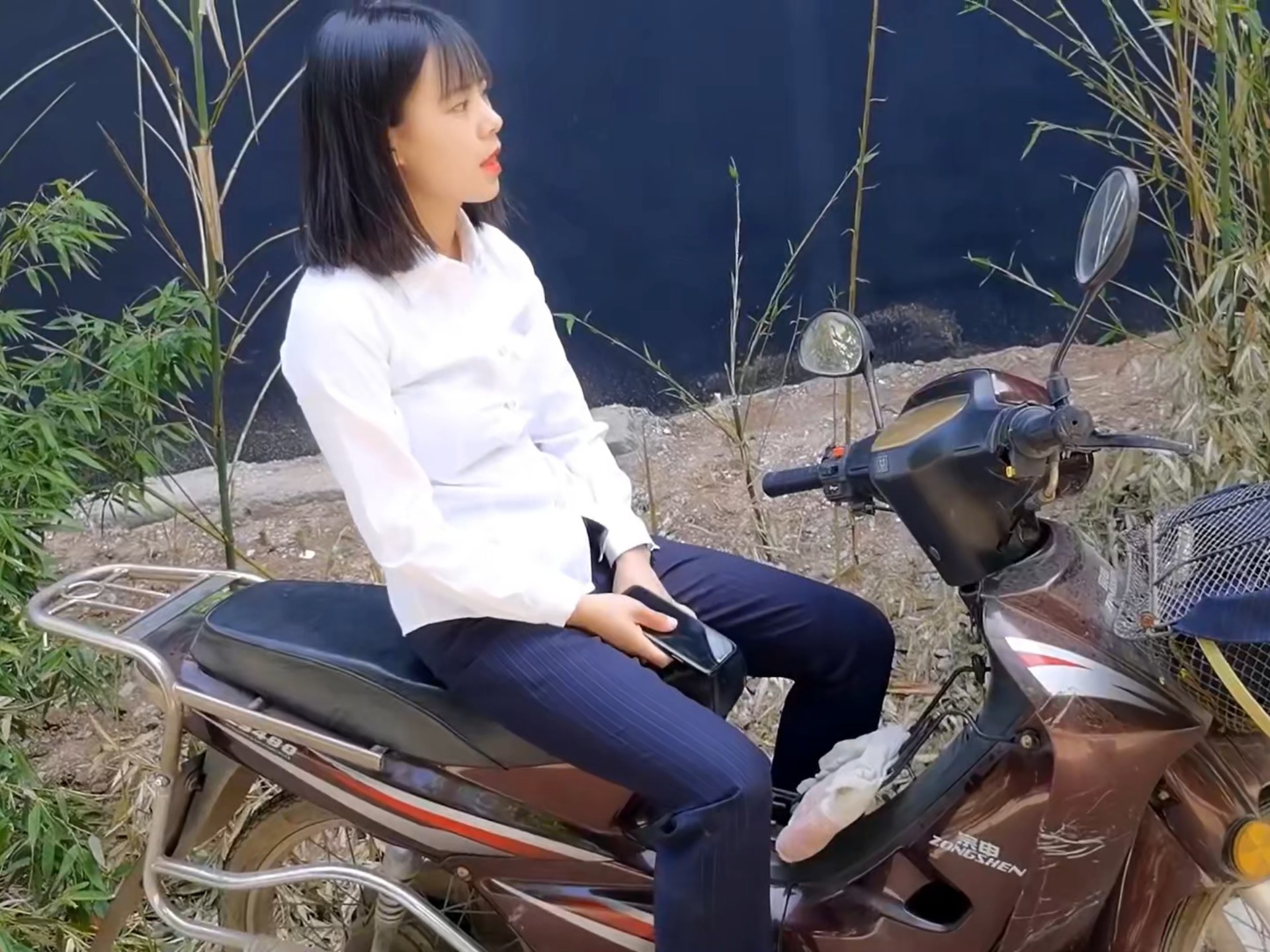 美女穿职业装高跟鞋户外踩发骑玩弯梁摩托车