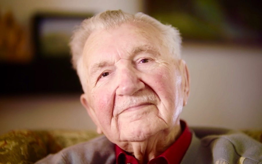 youtube观看量超400万次.我们采访了三位英国百岁老人【鹿鹿墙字幕】