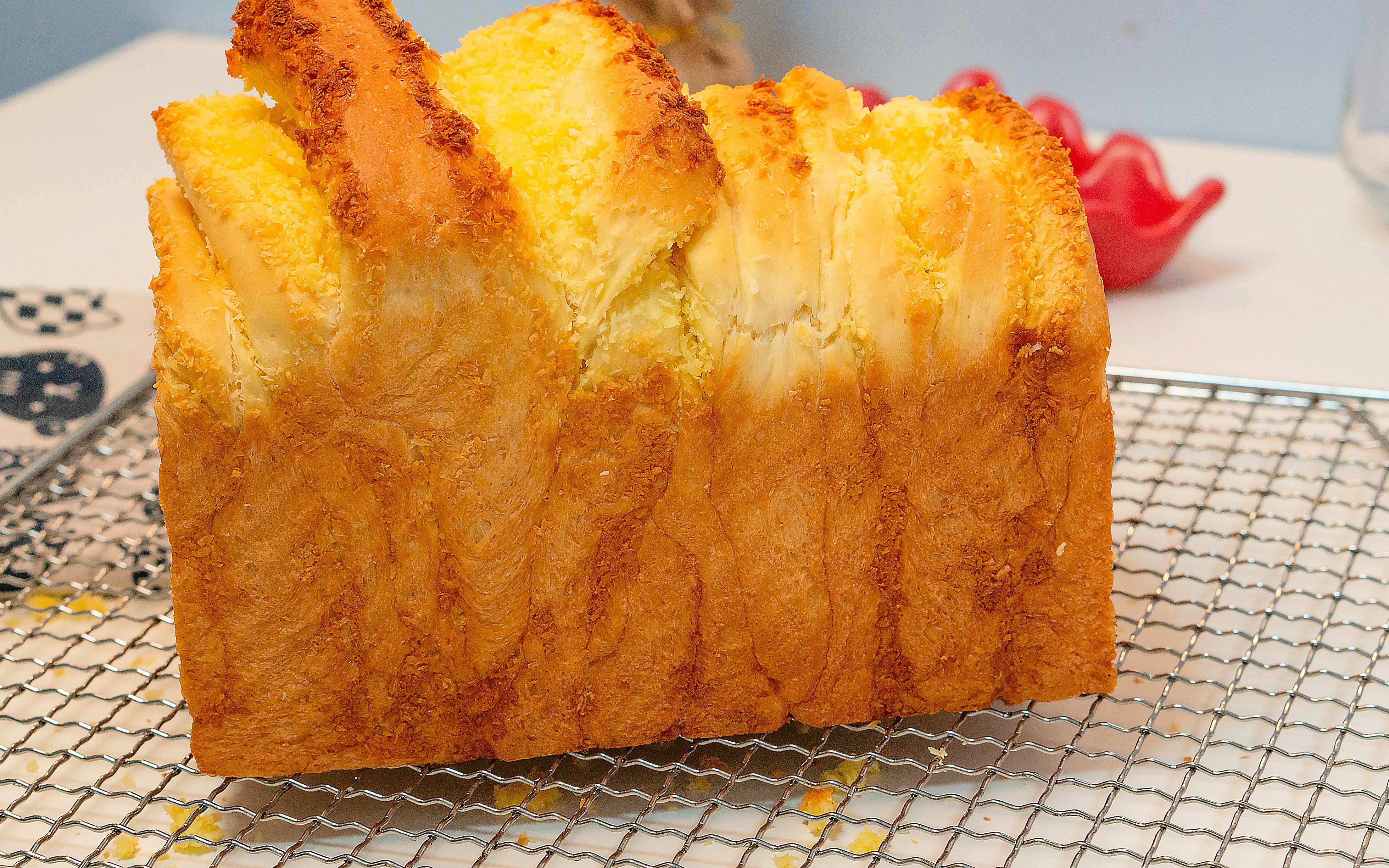 椰蓉手撕面包,一切一叠就能做,柔软拉丝,椰香浓郁,比肉好吃