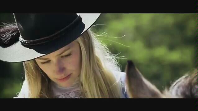 [ins搬运]破产姐妹~ 卡洛琳 贝丝比厄 应该是关于马的公益吧,没听懂