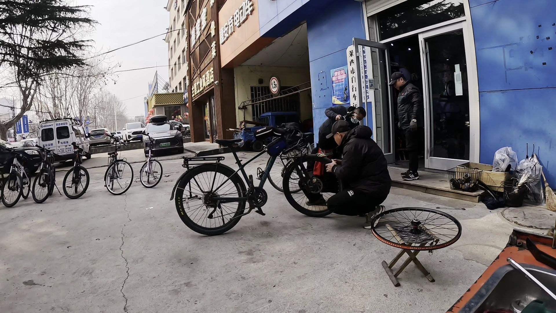 骑行回家过年,半路遭遇车祸自行车损坏,返回莱西市修车哔哩哔哩bilibili