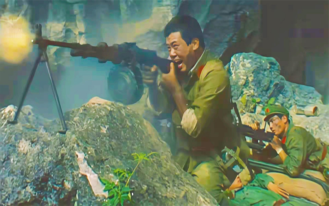 对越自卫反击战,一个连枪都不会打的新兵,血染疆场,痛扁白眼狼