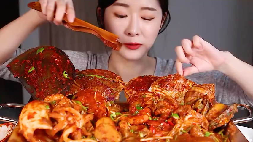 韩国美女吃海鲜