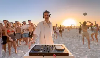 Download Video: playing house music on the beach until people dance