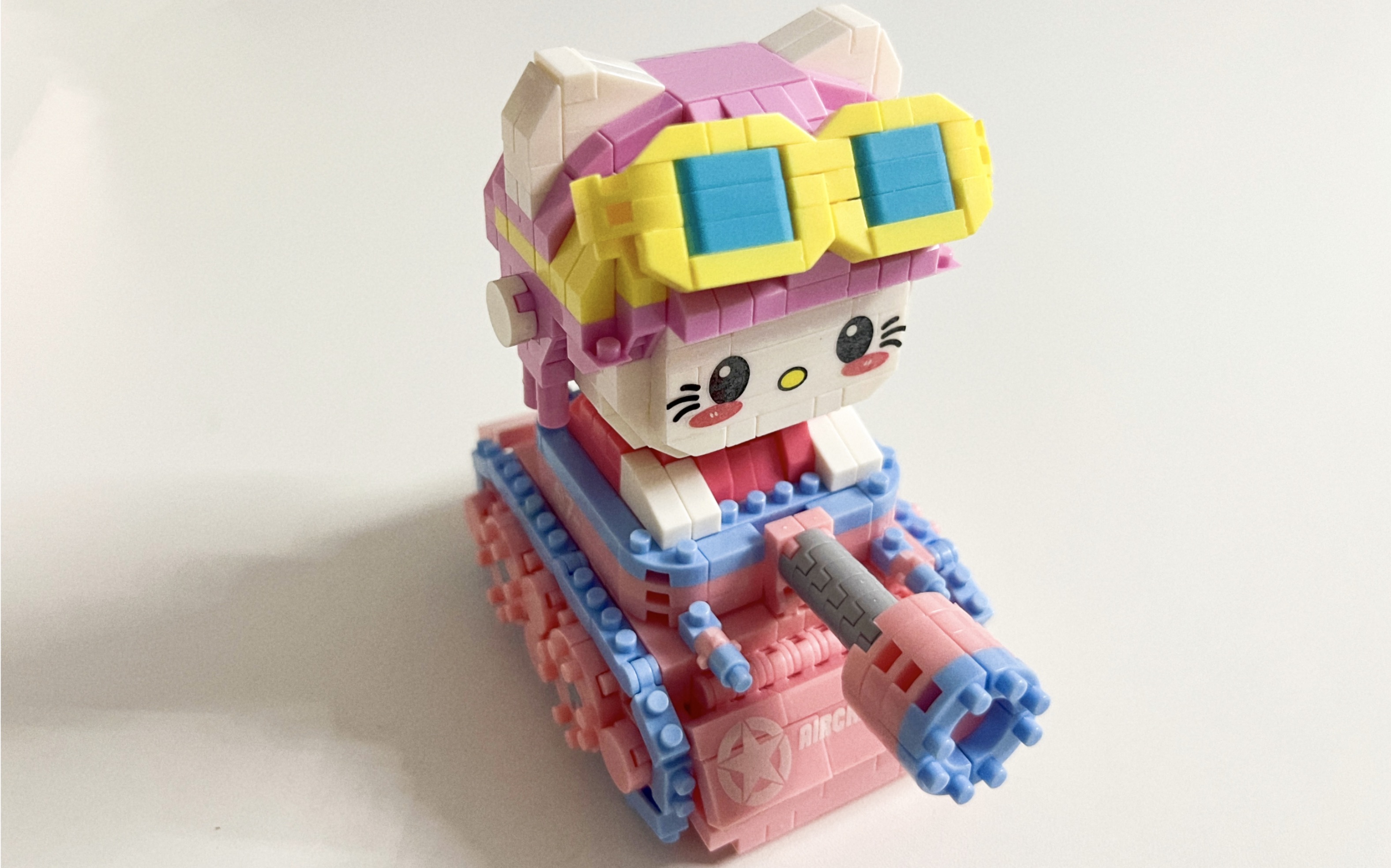 今天的小颗粒积木是坦克手kitty呀