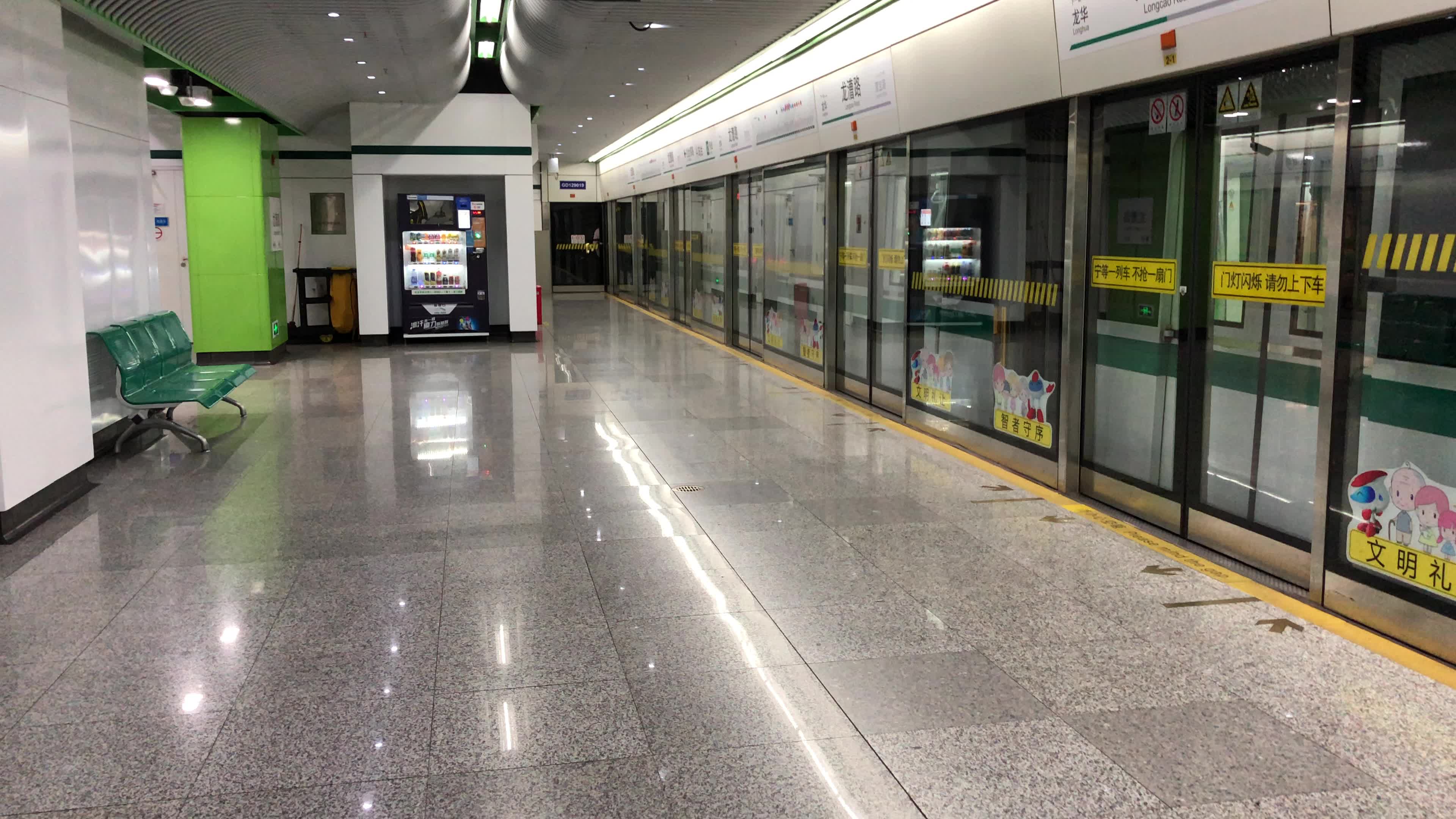 12a02型电动客车龙漕路站往金海路方向出站_哔哩哔哩 (゜-゜)つロ