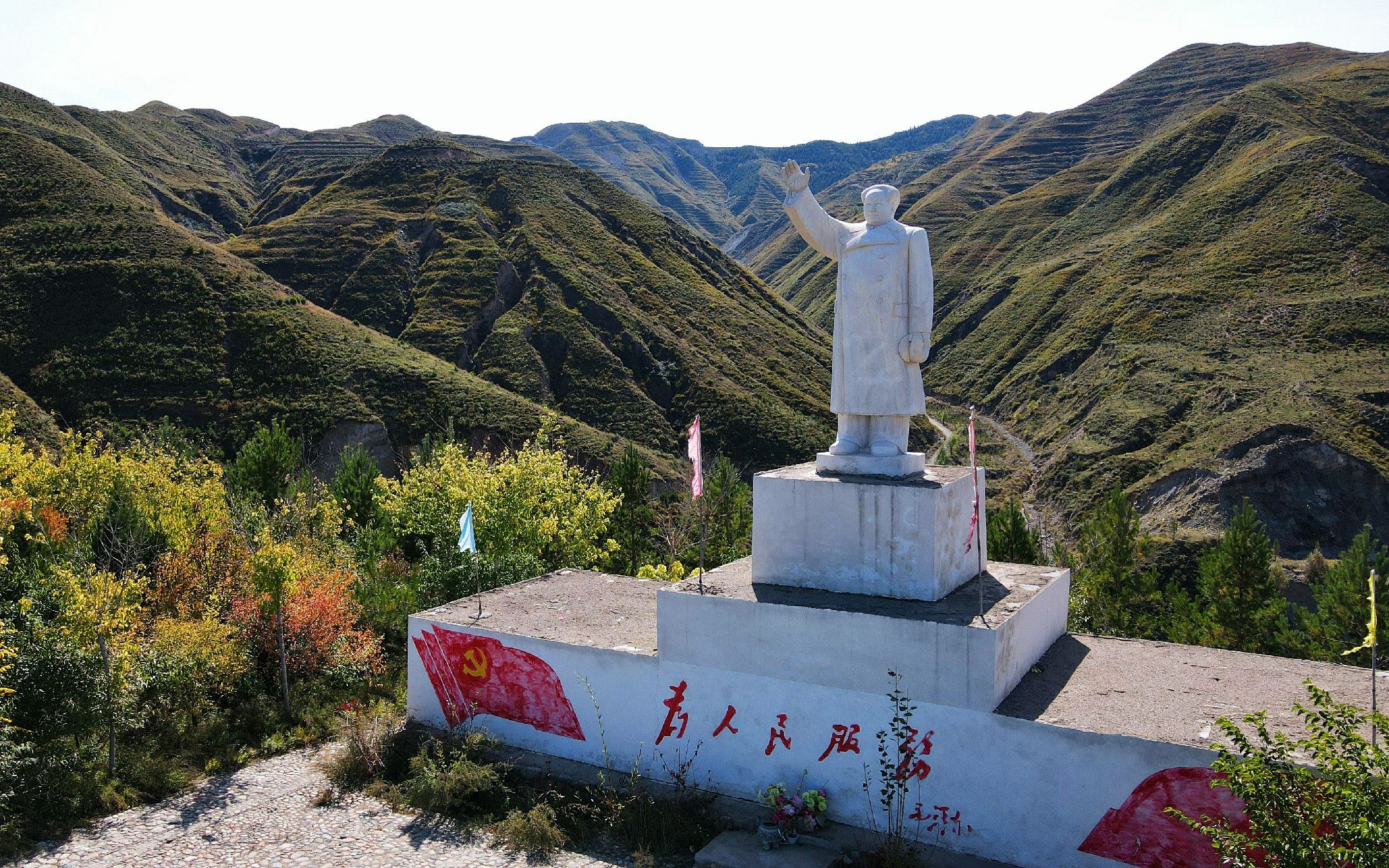 山西五台山1700米悬崖,有1尊毛主席塑像,很多老人上山瞻仰!哔哩哔哩bilibili