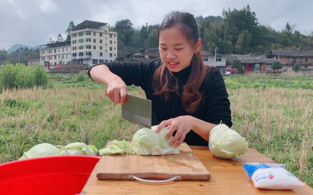 [图]小丽去菜园里拔了两大筐莲花白，切碎一腌，这回可以吃好久了