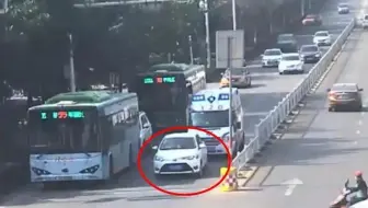 救护车鸣笛12次女司机拒不让路 奇葩理由令人义愤填膺 结局引舒适