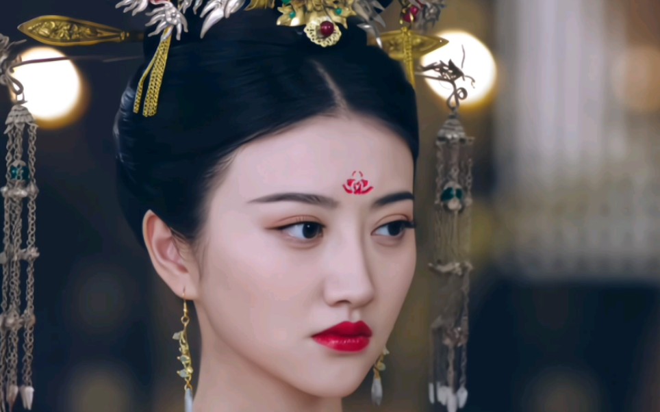 红色真衬她啊,面若桃花,肤如凝脂.