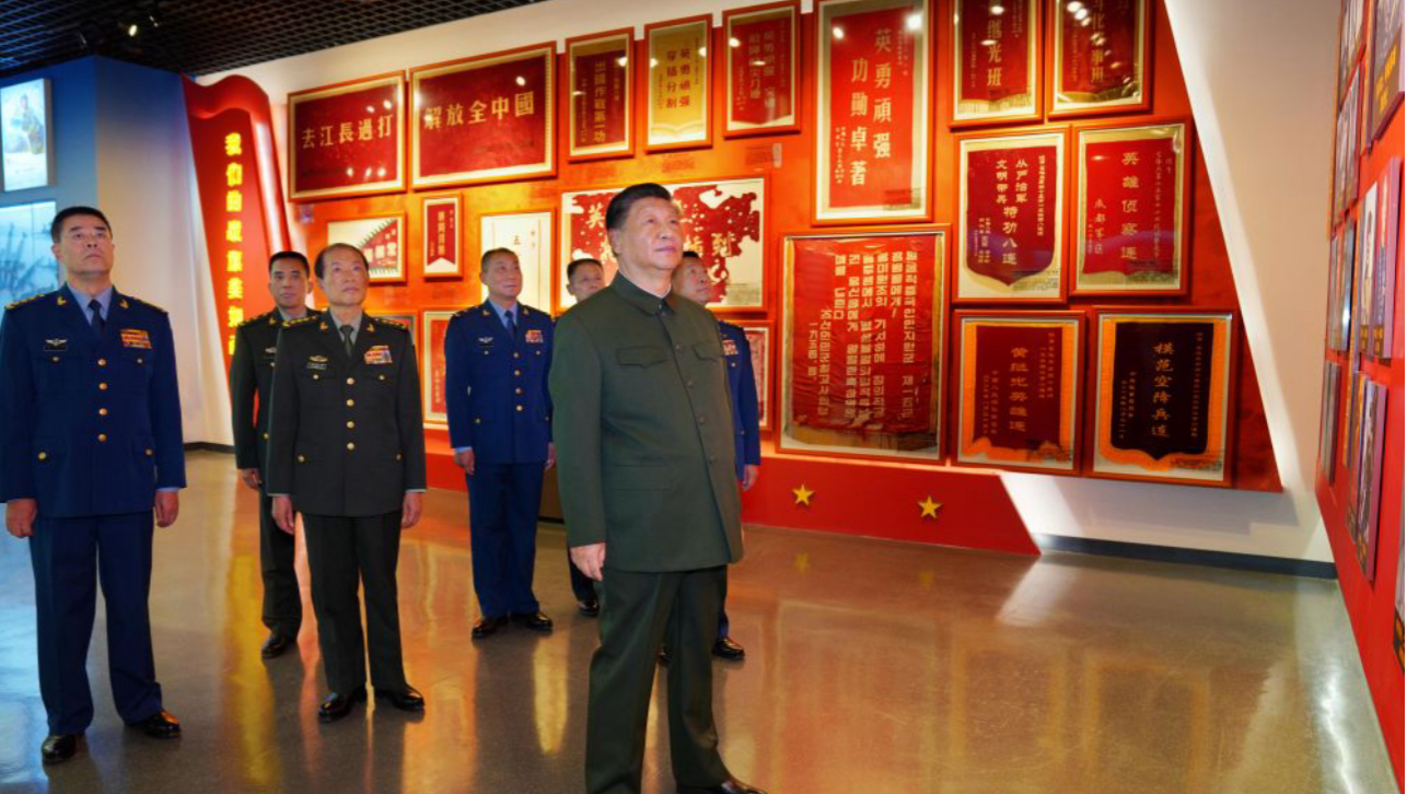 习近平在视察空降兵军时强调 全面加强练兵备战 提高空降作战能力 努力建设一支强大的现代化空降兵部队
