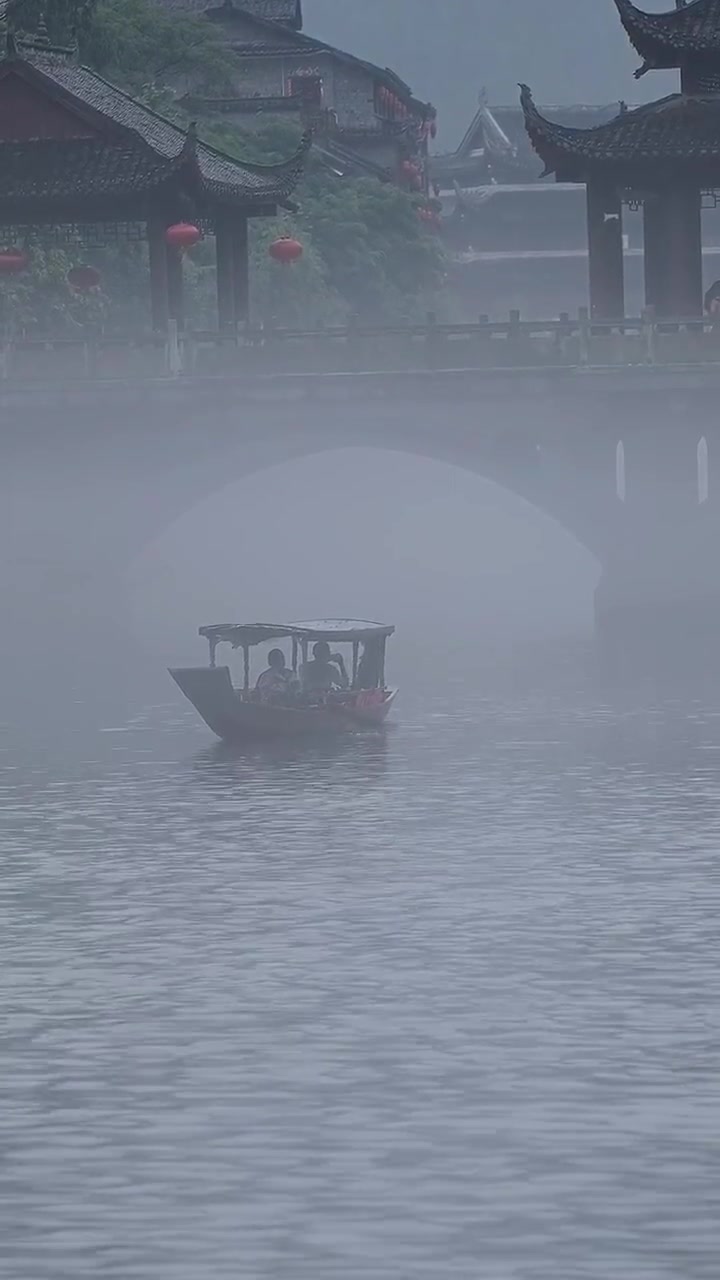 [图]乌篷船，听雨眠，一蓑烟雨枕江南！凤凰古城51905