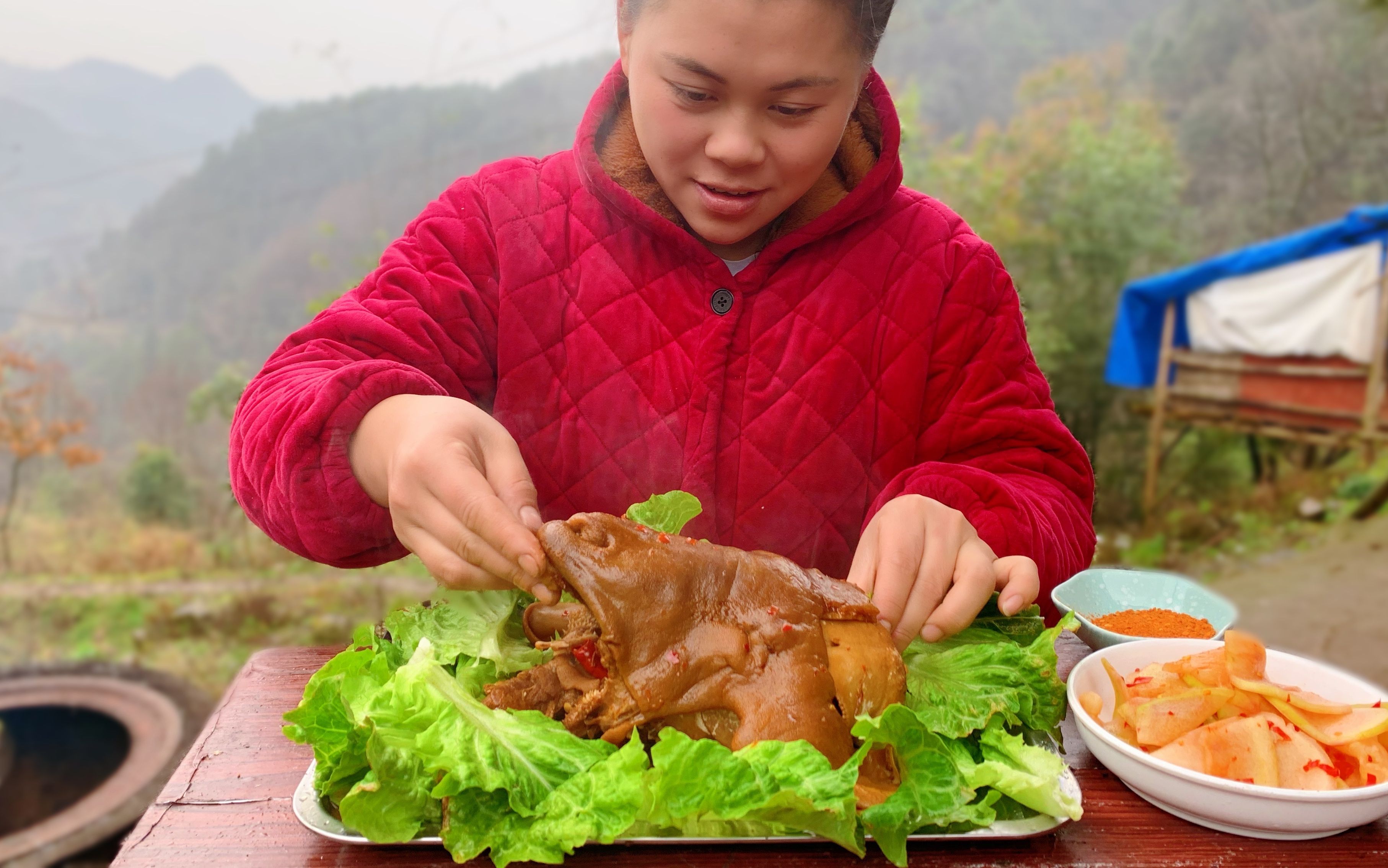 一个羊头一堆辣椒,直接上手撕着吃,大口肉配辣椒吃得很过瘾_哔哩哔哩